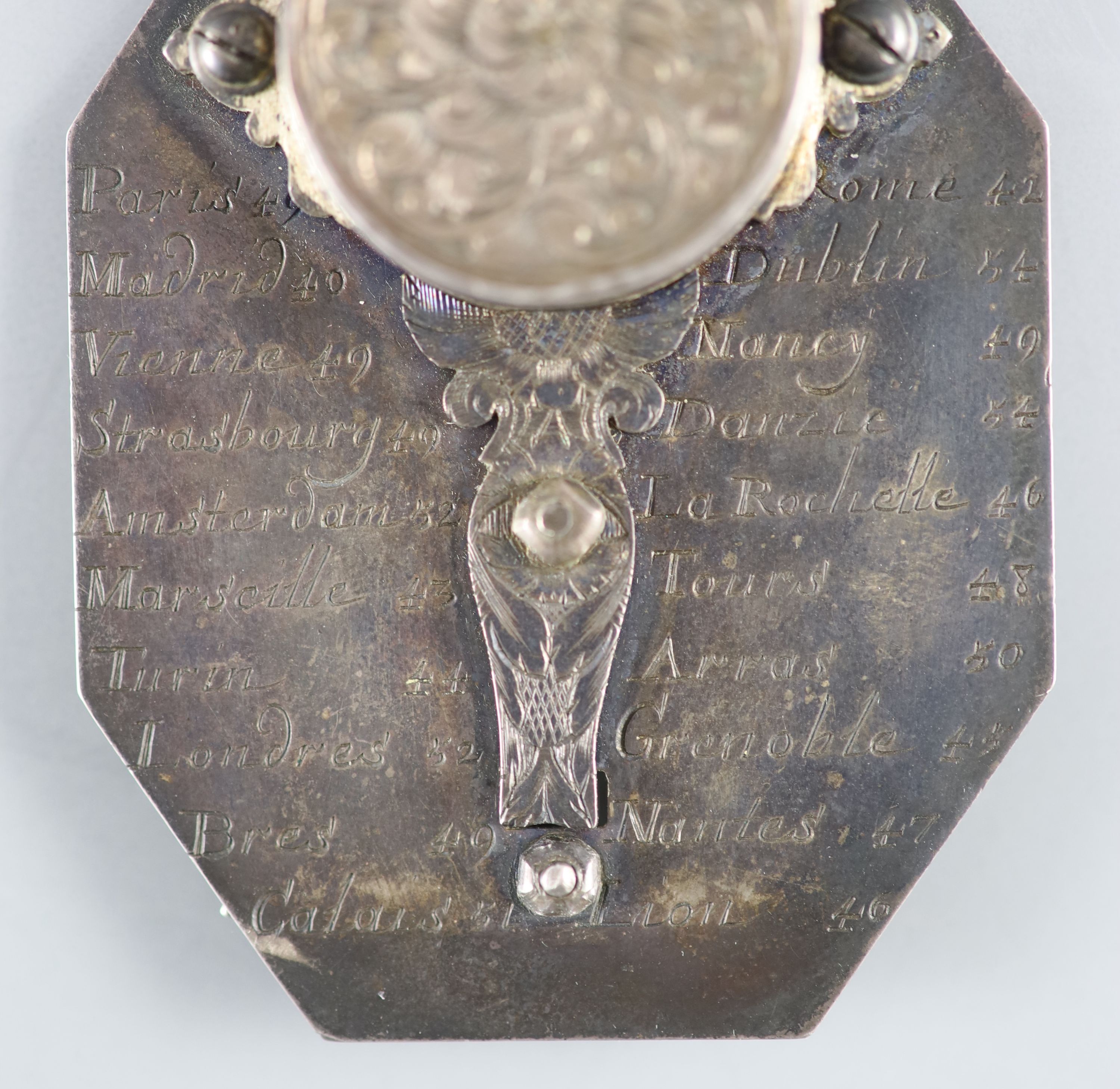 A cased French silver Butterfield-type pocket sundial / compass (scale) early 18th century 6 x 5cm